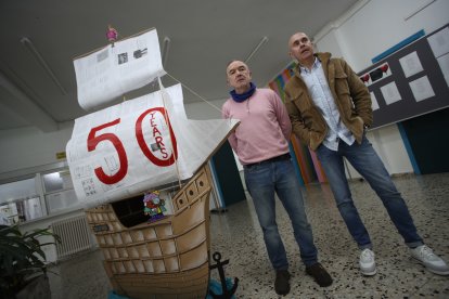 Juanjo Albares y Pablo García, con el galeón de cartón en el vestíbulo.