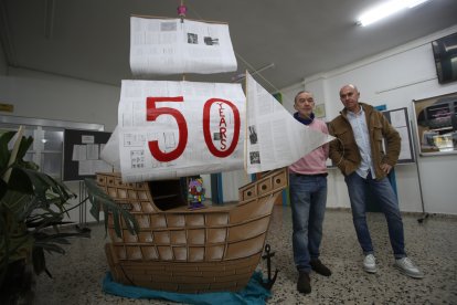 Juanjo Albares y Pablo García, con el galeón de cartón en el vestíbulo.