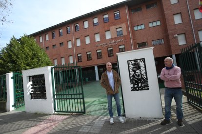 Pablo García y Juanjo Albares, con el mural de la entrada.