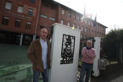 Pablo García y Juanjo Albares, con el mural de la entrada..