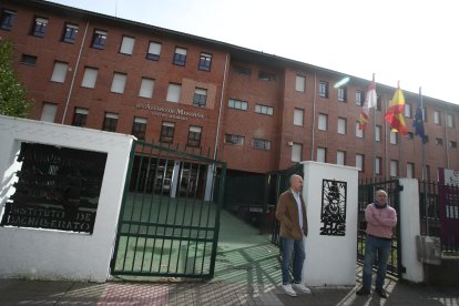 Pablo García y Juanjo Albares, con el mural de la entrada.