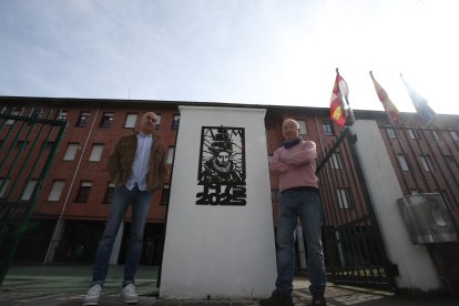 Pablo García y Juanjo Albares, con el mural de la entrada.