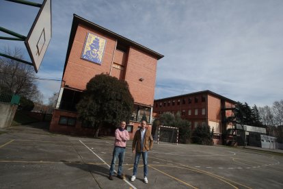 Juanjo Albares y Pablo García, con el mural de las fachada.
