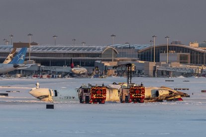 Los equipos de emergencia se reunen en el lugar del accidente donde un avión de Delta Air Lines se volcó mientras aterrizaba en el Aeropuerto Internacional Toronto .. EFE/EPA/EDUARDO LIMA