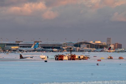 Los equipos de emergencia se reunen en el lugar del accidente donde un avión de Delta Air Lines se volcó mientras aterrizaba en el Aeropuerto Internacional Toronto. EFE/EPA/EDUARDO LIMA