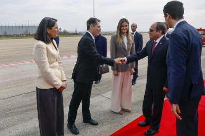 El presidente de Egipto, Abdelfatah al Sisi, saluda al mbajador de España en Egipto, Álvaro Iranzo (2i), a su llegada al aeropuerto de Barajas en Madrid, donde ha sido recibido por la vicepresidenta tercera y ministra para la Transición Ecológica y el Reto Demográfico, Sara Aagesen (3i) y directora general de Oriente Medio, Mediterráneo y Norte de áfrica, Carmen Magariños (i). EFE/ Rodrigo Jimenez