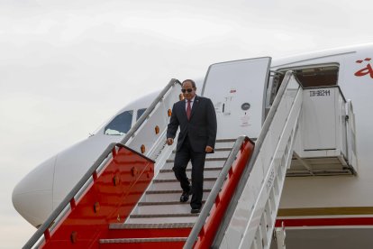 El presidente de Egipto, Abdelfatah al Sisi, llega al aeropuerto de Barajas en Madrid, donde ha sido recibido por la vicepresidenta tercera y ministra para la Transición Ecológica y el Reto Demográfico, Sara Aagesen, el embajador de España en Egipto, Álvaro Iranzo, y la directora general de Oriente Medio, Mediterráneo y Norte de áfrica, Carmen Magariños. EFE/ Rodrigo Jimenez