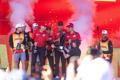 El caddie berciano al lado del capitán Sergio García.