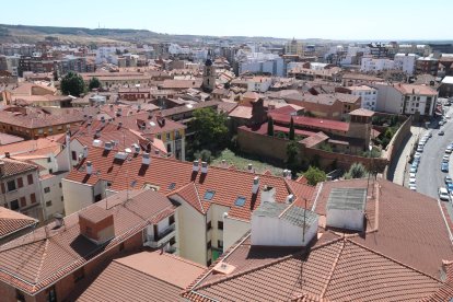 En la calle de la Rúa se conserva aún la huerta de las Concepcionistas. A esa zona iban a pasar el verano las reinas de León y su séquito cuando no estaban en Babia.