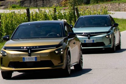 La vocación del Lancia Ypsilon funde innovación tradición, con guiños a los grandes mitos de la marca: el «cáliz frontal», formado por una línea horizontal y otra vertical que se cruzan en el centro, justo bajo el capó, se remonta al Aurelia de 1951, a la vez que se homenajea al ‘trío rallystico’ (Stratos, 07 y Delta). También la zaga rinde culto a la trayectoria de Lancia en el Mundial de Rallyes… 10 títulos entre los años 70 y 90.