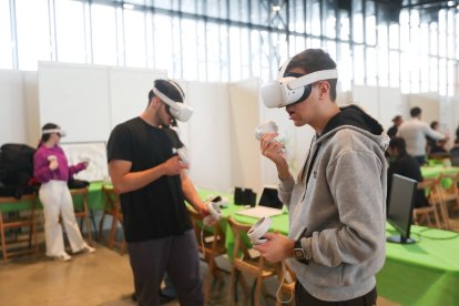 Dos estudiantes prueban las gafas de realidad virtual