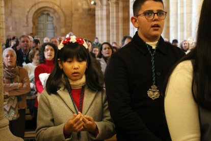 Procesión de la Hermandad de Romeros de San Isidoro del Campo de Santiponce (Sevilla) en León hasta la Basílica de San Isidoro, donde les recibe la la Muy Ilustre, Real e Imperial Orden y Cofradía del Milagroso Pendón.