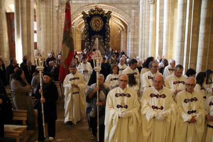 Procesión de la Hermandad de Romeros de San Isidoro del Campo de Santiponce (Sevilla) en León hasta la Basílica de San Isidoro, donde les recibe la la Muy Ilustre, Real e Imperial Orden y Cofradía del Milagroso Pendón.