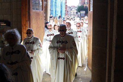 Procesión de la Hermandad de Romeros de San Isidoro del Campo de Santiponce (Sevilla) en León hasta la Basílica de San Isidoro, donde les recibe la la Muy Ilustre, Real e Imperial Orden y Cofradía del Milagroso Pendón.