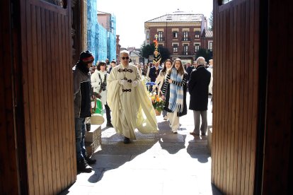 Procesión de la Hermandad de Romeros de San Isidoro del Campo de Santiponce (Sevilla) en León hasta la Basílica de San Isidoro, donde les recibe la la Muy Ilustre, Real e Imperial Orden y Cofradía del Milagroso Pendón.