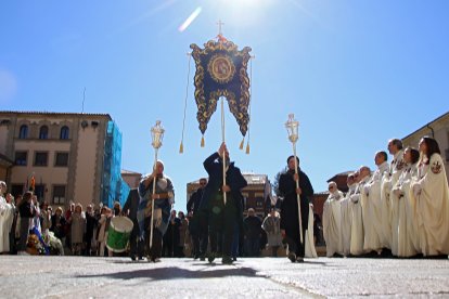Procesión de la Hermandad de Romeros de San Isidoro del Campo de Santiponce (Sevilla) en León hasta la Basílica de San Isidoro, donde les recibe la la Muy Ilustre, Real e Imperial Orden y Cofradía del Milagroso Pendón.