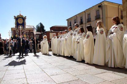 Procesión de la Hermandad de Romeros de San Isidoro del Campo de Santiponce (Sevilla) en León hasta la Basílica de San Isidoro, donde les recibe la la Muy Ilustre, Real e Imperial Orden y Cofradía del Milagroso Pendón.