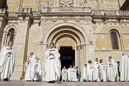 Procesión de la Hermandad de Romeros de San Isidoro del Campo de Santiponce (Sevilla) en León hasta la Basílica de San Isidoro, donde les recibe la la Muy Ilustre, Real e Imperial Orden y Cofradía del Milagroso Pendón.