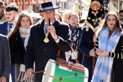 Procesión de la Hermandad de Romeros de San Isidoro del Campo de Santiponce (Sevilla) en León hasta la Basílica de San Isidoro, donde les recibe la la Muy Ilustre, Real e Imperial Orden y Cofradía del Milagroso Pendón.