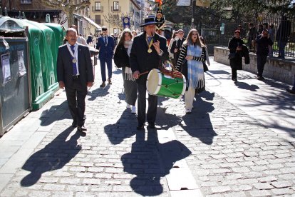 Procesión de la Hermandad de Romeros de San Isidoro del Campo de Santiponce (Sevilla) en León hasta la Basílica de San Isidoro, donde les recibe la la Muy Ilustre, Real e Imperial Orden y Cofradía del Milagroso Pendón.