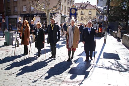 Procesión de la Hermandad de Romeros de San Isidoro del Campo de Santiponce (Sevilla) en León hasta la Basílica de San Isidoro, donde les recibe la la Muy Ilustre, Real e Imperial Orden y Cofradía del Milagroso Pendón.