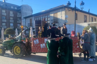Participantes en el desfile organizado por el Ayuntamiento de Toral.
