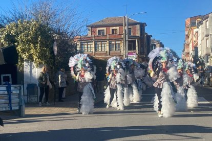 Participantes en el desfile organizado por el Ayuntamiento de Toral.