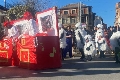 Participantes en el desfile organizado por el Ayuntamiento de Toral.
