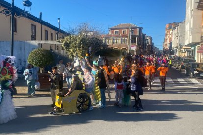 Participantes en el desfile organizado por el Ayuntamiento de Toral.