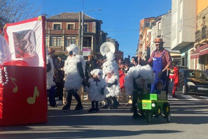 Participantes en el desfile organizado por el Ayuntamiento de Toral.