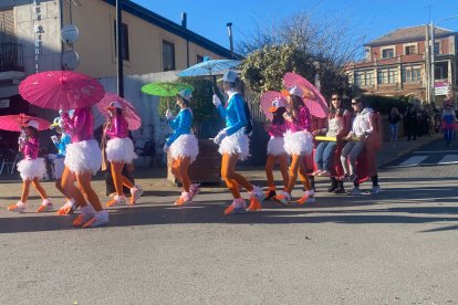 Participantes en el desfile organizado por el Ayuntamiento de Toral.
