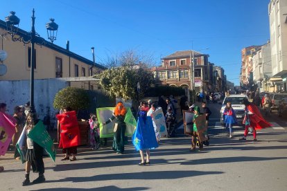 Participantes en el desfile organizado por el Ayuntamiento de Toral.