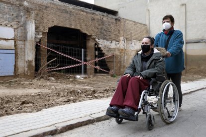 En la imagen Gamón pasea en una silla de ruedas ayudada por su tía. EFE/Miguel Ángel Polo.