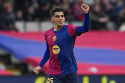 El defensa del FC Barcelona Gerard Martín celebra tras marcar el 1-0 durante el partido de LaLiga EA Sports entre FC Barcelona y Real Sociedad, este domingo en el estadio Olímpico de Montjuic de Barcelona. EFE/ Alejandro García