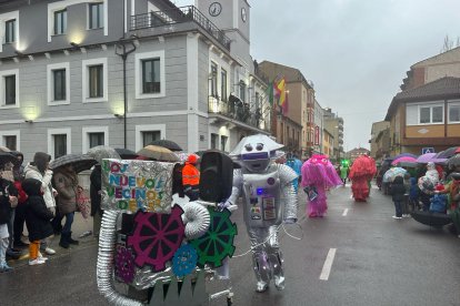 La Robla revive un año más a Don Carnal entre lluvia, charangas y disfraces.