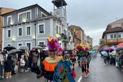 La Robla revive un año más a Don Carnal entre lluvia, charangas y disfraces.
