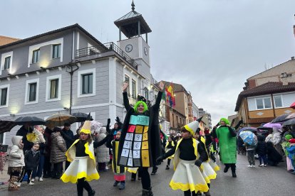 La Robla revive un año más a Don Carnal entre lluvia, charangas y disfraces.