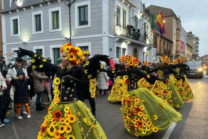 La Robla revive un año más a Don Carnal entre lluvia, charangas y disfraces.