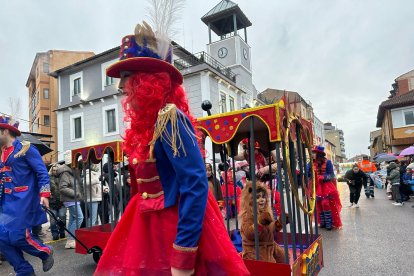 La Robla revive un año más a Don Carnal entre lluvia, charangas y disfraces.