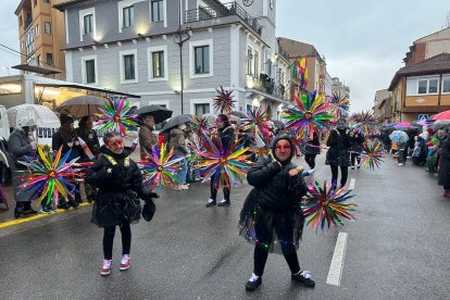 La Robla revive un año más a Don Carnal entre lluvia, charangas y disfraces.