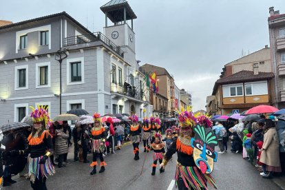 La Robla revive un año más a Don Carnal entre lluvia, charangas y disfraces.