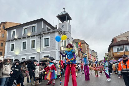 La Robla revive un año más a Don Carnal entre lluvia, charangas y disfraces.