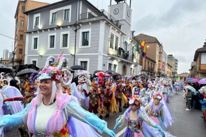 La Robla revive un año más a Don Carnal entre lluvia, charangas y disfraces.