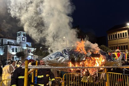 La Robla revive un año más a Don Carnal entre lluvia, charangas y disfraces.