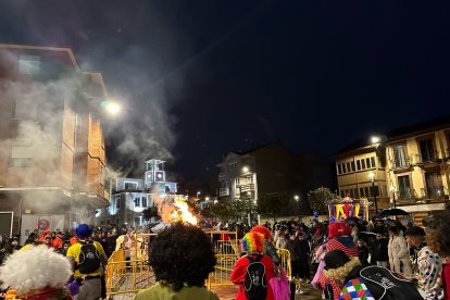 La Robla revive un año más a Don Carnal entre lluvia, charangas y disfraces.