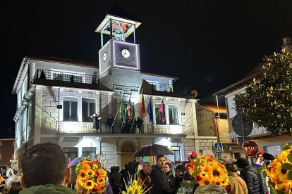 La Robla revive un año más a Don Carnal entre lluvia, charangas y disfraces.