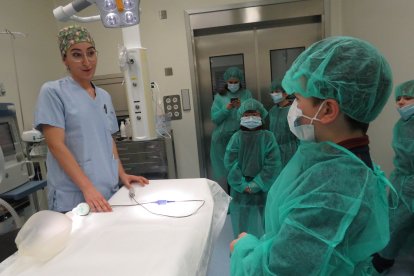 Niños y niñas del colegio La Anunciata visitan el Hospital San Juan de Dios de León.
