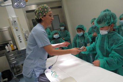 Niños y niñas del colegio La Anunciata visitan el Hospital San Juan de Dios de León.