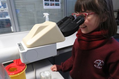 Niños y niñas del colegio La Anunciata visitan el Hospital San Juan de Dios de León.