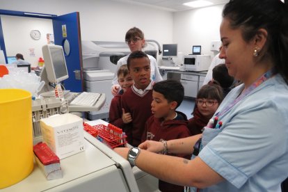 Niños y niñas del colegio La Anunciata visitan el Hospital San Juan de Dios de León.